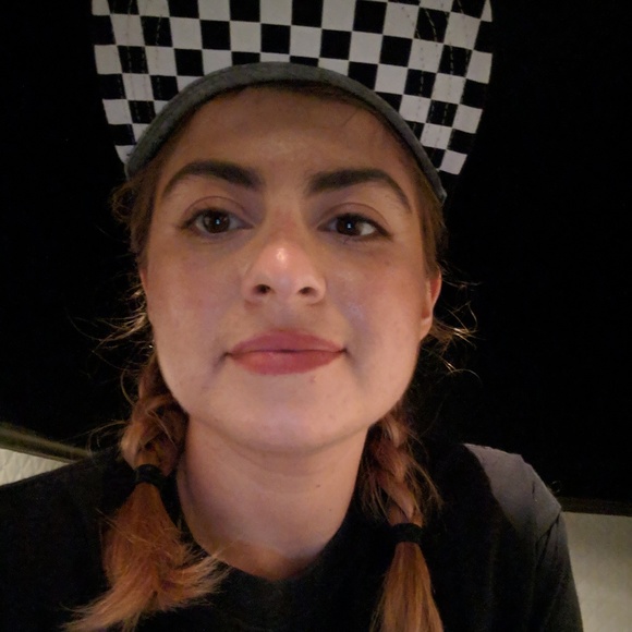 Meet your posher Julia - Picture 3 of 4